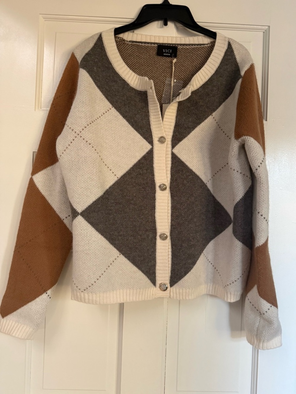 NWT Gorgeous Vici Cream, Gray & Brown Argyle Button-Front Cardigan, Sz M